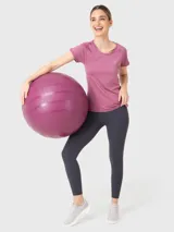 Remera deportiva de manga corta color fucsia, con cuello redondo y tecnología Aircool de secado rápido.
