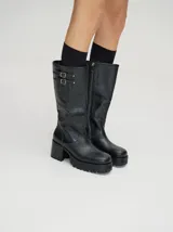 Bucanera de cuero vacuno color negro, con punta cuadrada, taco de madera de 7cm y detalle de hebillas al final de la caña.