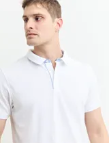 Chomba verde de piqué de algodón con cuello clásico y tapeta de dos botones. Logo bordado en el pecho.