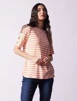 Remera de algodón a rayas horizontales color naranja y blanco, de manga corta y cuello redondo.