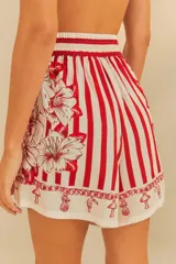 Shorts con estampado de flores tropicales y rayas rojas y blancas.