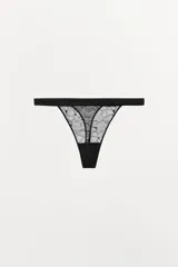 Tanga negra de encaje floral con cintura elástica.
