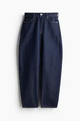 Pantalón de jean azul oscuro de corte holgado, con tiro alto, cinco bolsillos y cierre con botón.