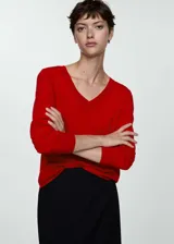 Sweater rojo de punto fino con cuello en V y mangas largas.