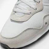 Championes Nike Venture Runner negros con detalles en blanco.