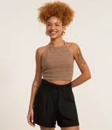 Short de cintura alta color rojo, confeccionado en tejido viscolino. Presenta trabillas en la cintura y cinturón incorporado con hebilla.