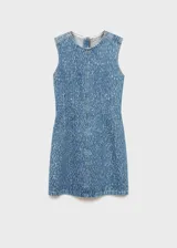 Vestido corto de denim azul con cuello redondo y sin mangas.