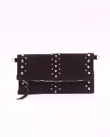 Bandolera de cuero color bordó con tachas plateadas y correa de cadena metálica desmontable.