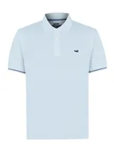 Remera polo celeste de piqué de algodón pima, con cuello clásico, tapeta de dos botones y mangas cortas con ribete azul marino. Logo de la marca bordado en el pecho.