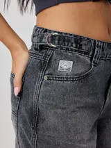 Pantalón de jean gris oscuro con efecto lavado, corte amplio y tiro alto.