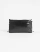 Bandolera negra de cuero vegano con tachas plateadas y correa de cadena metálica.