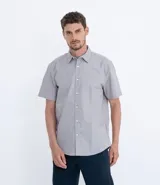 Camisa de manga corta con estampado de algodón y poliéster, corte regular, cuello clásico y cierre frontal con botones.