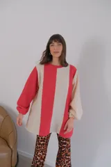 Buzo de mangas largas con diseño de bloques de color en marrón, gris y beige.