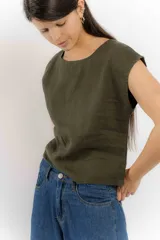 Remera color crudo de lino, sin mangas y con tajo en la espalda.