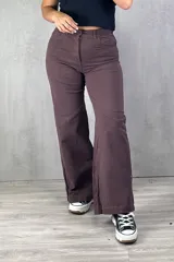 Pantalón jean de tiro alto color chocolate, corte wide leg con costuras diagonales en la rodilla y bolsillos delanteros y traseros.
