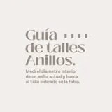 Anillo solitario de oro blanco 18k con aguamarina central ovalada y brillantes laterales engarzados en 4 puntas. El ancho de la banda es de 2,4 mm.