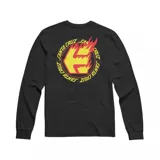 Remera negra de manga larga con logo de Etnies en el pecho y estampado de llamas en la manga derecha.