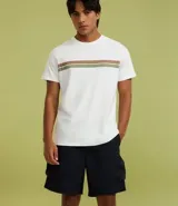 Remera de algodón color blanco con cuello redondo y mangas cortas. Presenta un diseño de rayas horizontales en tonos marrón y verde.