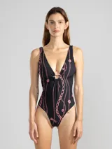 Malla entera negra con estampado de cadenas y flores rosadas. Presenta escote en V con abertura circular y breteles finos.