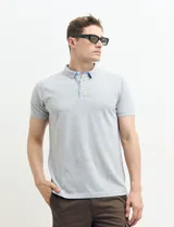 Chomba verde de piqué de algodón con cuello clásico y tapeta de dos botones. Logo bordado en el pecho.