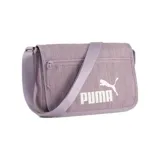 Morral Puma Base Crossbody color lila con logo blanco estampado en el frente. Cuenta con correa regulable para colgar al hombro y cierre con cremallera.