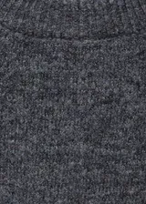 Vestido corto gris de tejido de punto con cuello redondo y mangas largas.