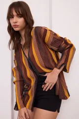 Saco tejido con lurex a rayas verticales en tonos marrón, ocre y amarillo. Tiene cuello en V, mangas largas y cierre con botones en el frente.