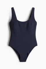Traje de baño entero azul marino con textura acanalada, breteles anchos y escote cuadrado.