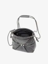 Bolso tipo cubo Diesel Scrunch-D color gris oscuro, confeccionado en cuero brillante con efecto arrugado. Presenta logo metálico "D" en el frente, cierre con cordones ajustables y correa de hombro extraíble.