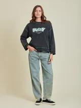 Sweater de fleece negro con logo frontal de Rusty, de manga larga y corte ajustado.