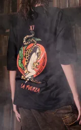 Remera negra de manga corta con cuello redondo y calce oversize. Estampa frontal con diseño de tarot con un león y la leyenda "Tarot x Luxo - La Fuerza".