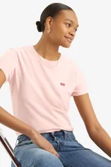 Remera de algodón color rosa claro, de corte recto y cuello redondo. Presenta logo de Levi's en el pecho.