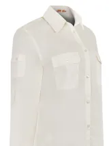 Camisa manga larga color verde oliva, de algodón orgánico con tecnología UPF, con cuello clásico, cierre frontal con botones, dos bolsillos con solapa en el pecho y puños abotonados.