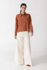 Pantalón jean color borgoña, de corte wide leg y tiro alto.