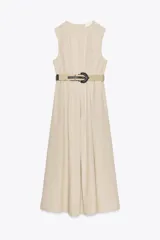 Vestido midi color beige, de popelín, con cuello redondo y sin mangas. Presenta cintura entallada con pinzas, cinturón y falda evasé.