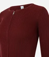 Cardigan de punto acanalado color bordó de la marca Blue Steel, con cuello redondo y cierre frontal de cremallera doble. Posee un calce ajustado, largo corto y mangas largas.