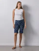 Bermuda estampada azul con diseño de líneas verticales blancas, marca Zac & Rachel. Tiene pretina ancha elastizada.