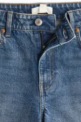 Short de jean azul de tiro alto, con cinco bolsillos y ruedo desflecado.