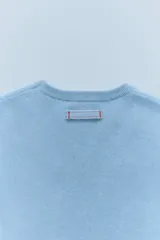 Jersey celeste de lana con cuello redondo y mangas largas.