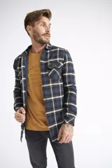 Sobrecamisa de viyela para hombre con estampado de cuadros en rojo y negro. Presenta cierre frontal con botones, bolsillos en el pecho con solapa y botón, y un interior capitoneado para mayor abrigo. Cuenta con un logo en grifa de cuero.