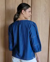 Blusa color rosa con mangas 3/4 y cuello redondo.