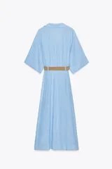 Vestido midi celeste a rayas verticales blancas, con cuello solapa, escote pico y mangas cortas con vuelta. Incluye cinturón de soga con hebilla circular.