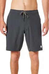 Short de baño negro con cordón ajustable en la cintura y logo de la marca en la pierna derecha.