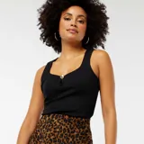 Musculosa negra de punto canalé con escote cuadrado y botón dorado decorativo.
