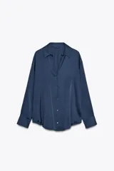 Camisa azul marino de satén con cuello solapa, escote en pico y mangas largas con puños abotonados.