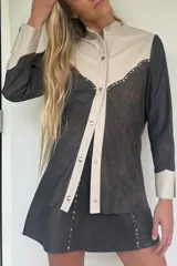 Minifalda negra con tachas doradas en el frente.