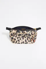 Neceser pequeño de nylon con estampado animal print, cierre de cremallera y tirador de piel.