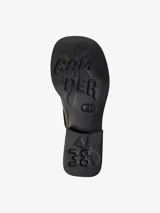 Zapato de cuero vacuno negro, con cordones y talón descubierto.