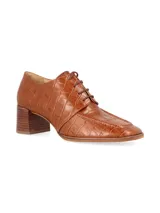 Zapato de vestir negro con textura símil piel de cocodrilo, cordones finos y tacón cuadrado.