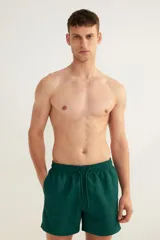 Short de baño verde esmeralda con cintura elástica y cordón ajustable.